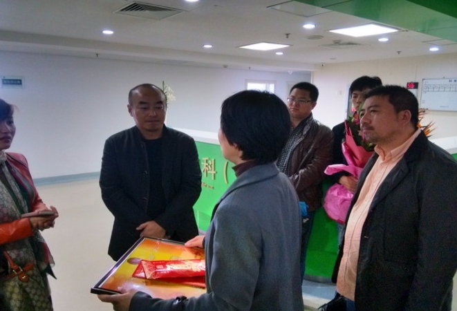 公司領導看望病重員工張建國(guó)