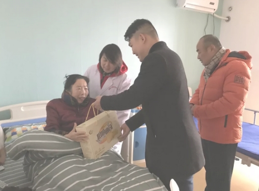 我司組織志願者爲(wéi / wèi)老人(rén)送溫暖